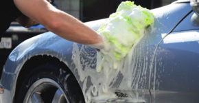 Lavar carro não é só passar a esponja. Veja as dicas de limpeza.