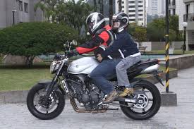 Saiba como deve-se transportar crianças em motos
